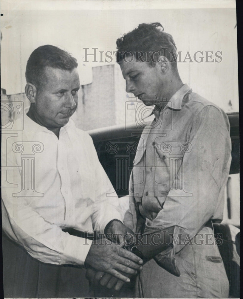 1947 Det.Tom Slder cuffing Wilber Sulliva ,for Murder - Historic Images