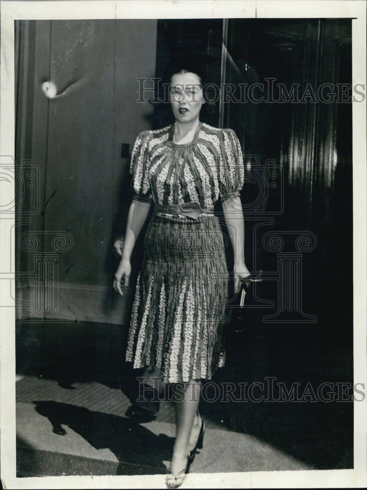 1939 Doryce Suslovich Leaving Salem Court after Divorce - Historic Images