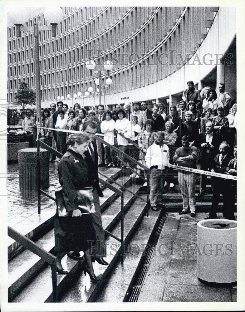 1987 Press Photo Burt Reynolds and Theresa Russell walk down the Steps towards - Historic Images