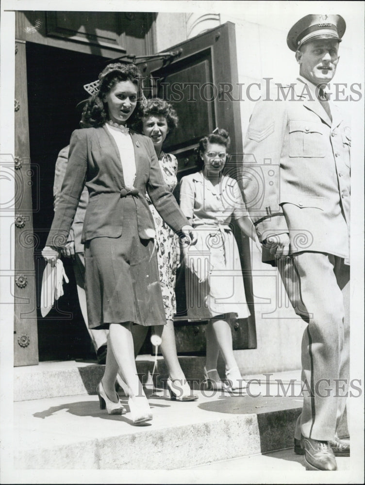 1944 Press Photo Constance Gould Bettie E. Lorretti Friends Leave Middlesex - Historic Images