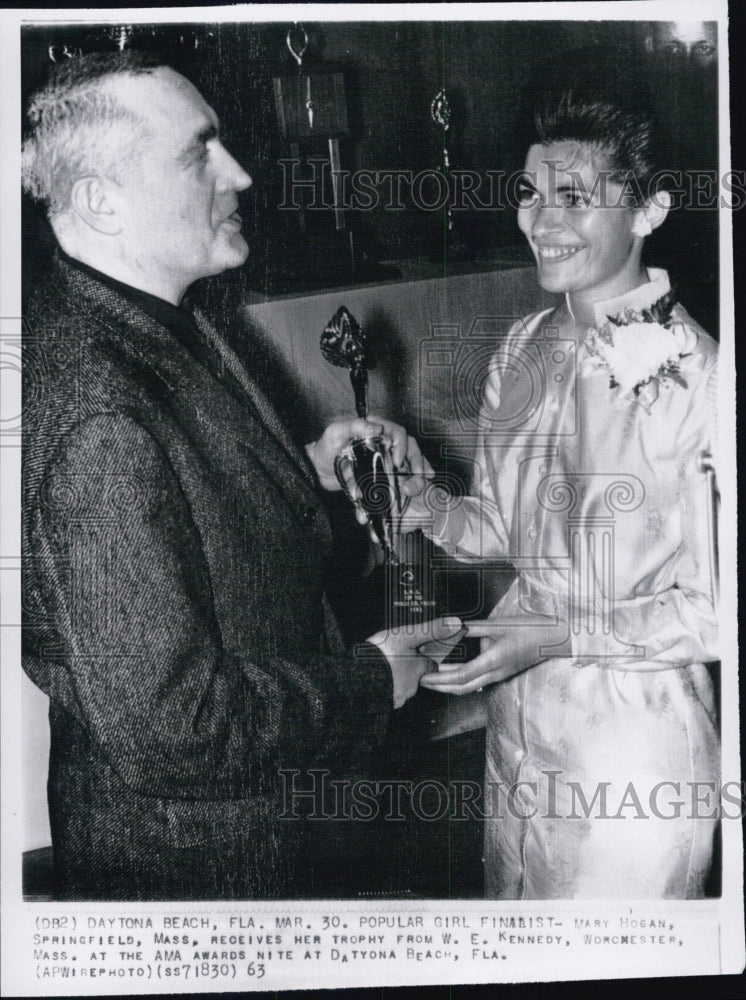 1963 Press Photo Mary Hogan Trophy W. E. Kennedy AMA Awards - Historic Images