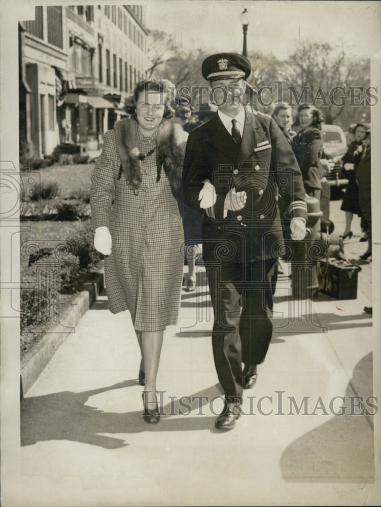 1945 Lt Comdr and Mrs Norman Hoffman, In Boston Easter Parade - Historic Images