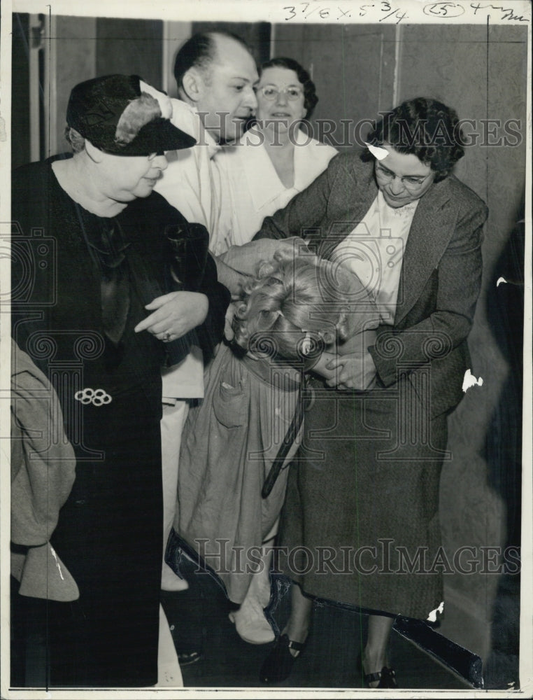1937 Jean Hepburn, battling with jail matrons taking her to prison. - Historic Images