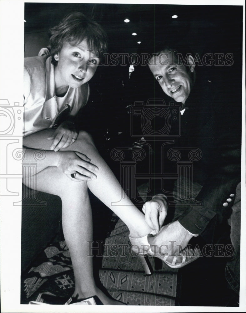 1996 Press Photo Designer Kenneth Cole And Model Joan Jolley At Newbury Store - Historic Images