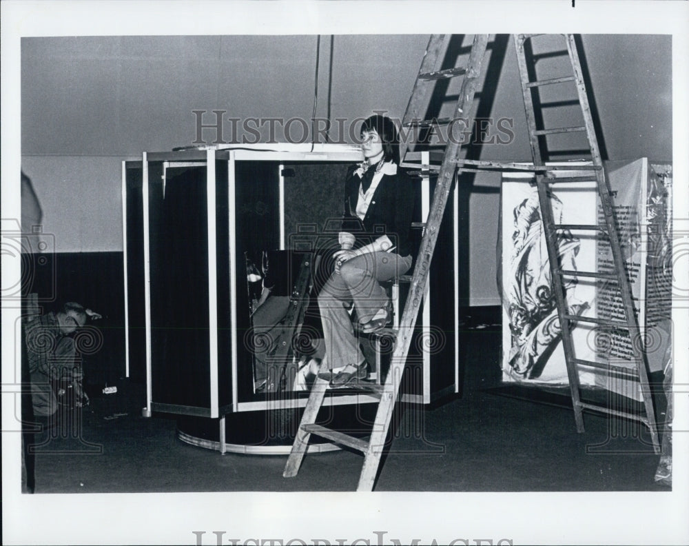 1975 Press Photo Cambridge Designer Emily Hiestand Exhibit "Boston Women" - Historic Images