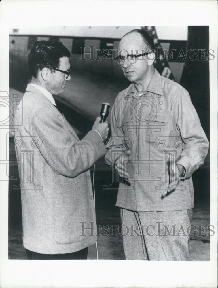 1957 Press Photo James Michener discusses being resuced from sea en route - Historic Images