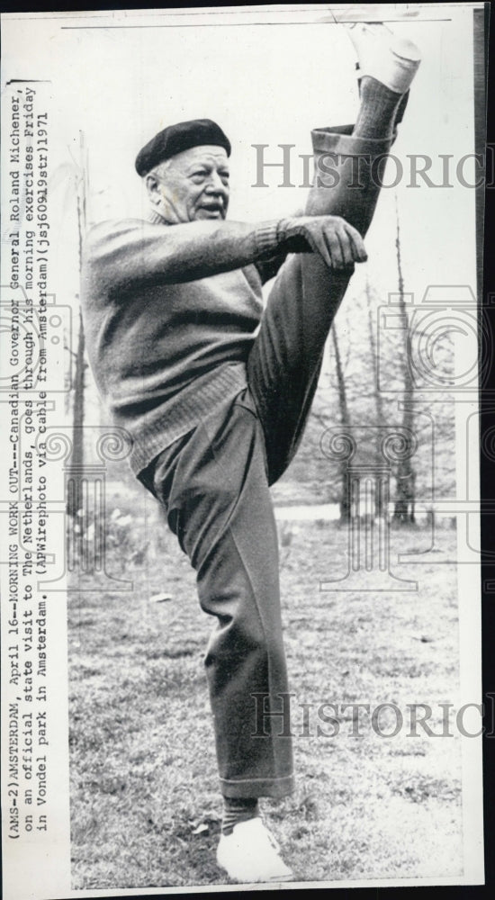 1971 Press Photo Canadian Governor General Roland Michener goes through his - Historic Images