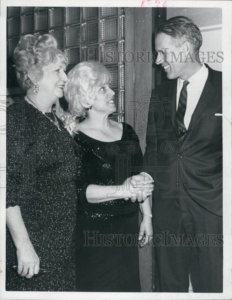 1967 Press Photo Helen Cunningham &amp; Anna Michitson Meet Lt. Gov. Francis Sargent - Historic Images