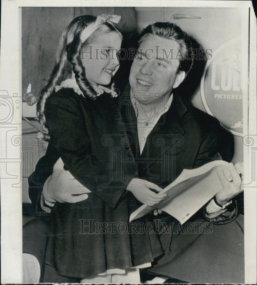 1950 Press Photo Lora Lee Michel Checks Script With Actor Edmond O'Brien - Historic Images
