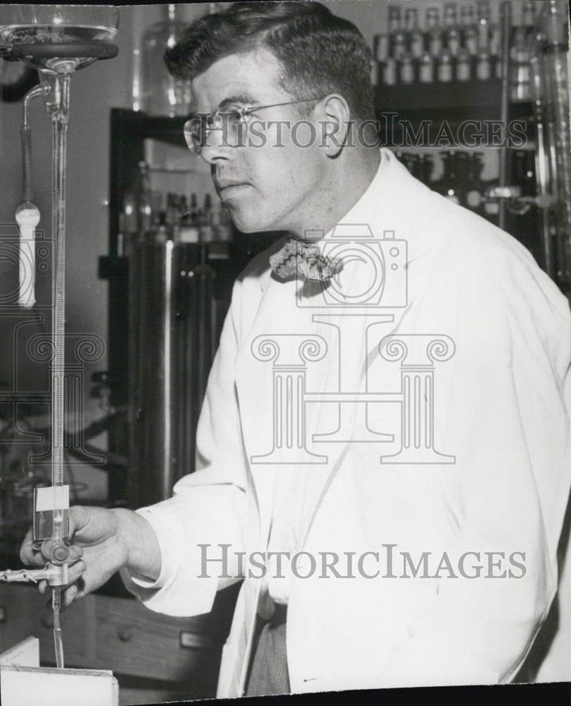 1961 Press Photo Edward Miley Bio-Chemist Harvard School Dental Medicine - Historic Images