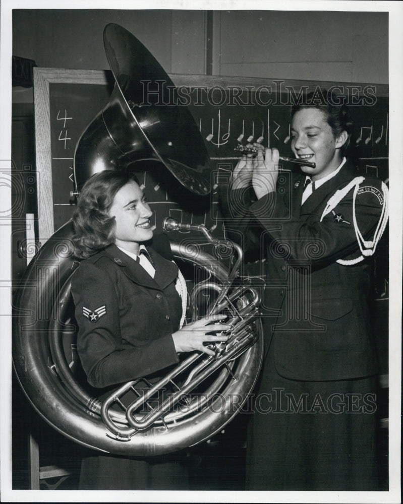 1959 Press Photo Airmen Karin Hillberg And Margaret Grosskopf In Military Band - Historic Images