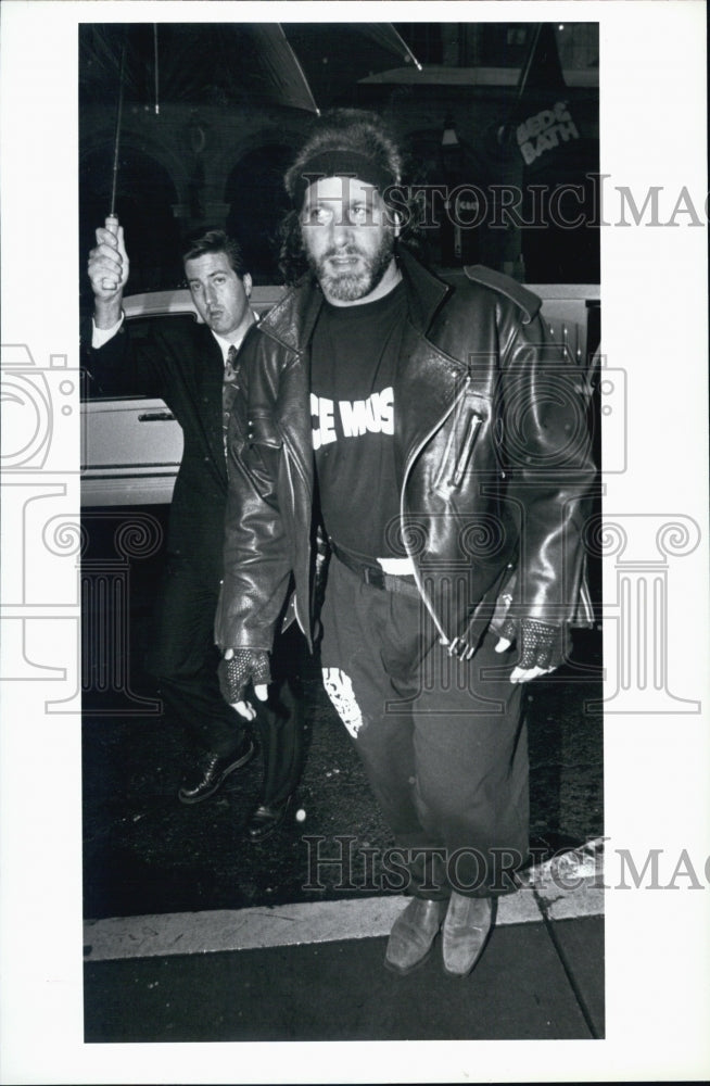 1993 Press Photo Entertainer Andrew Dice Clay Enters A Tower Records Store - Historic Images