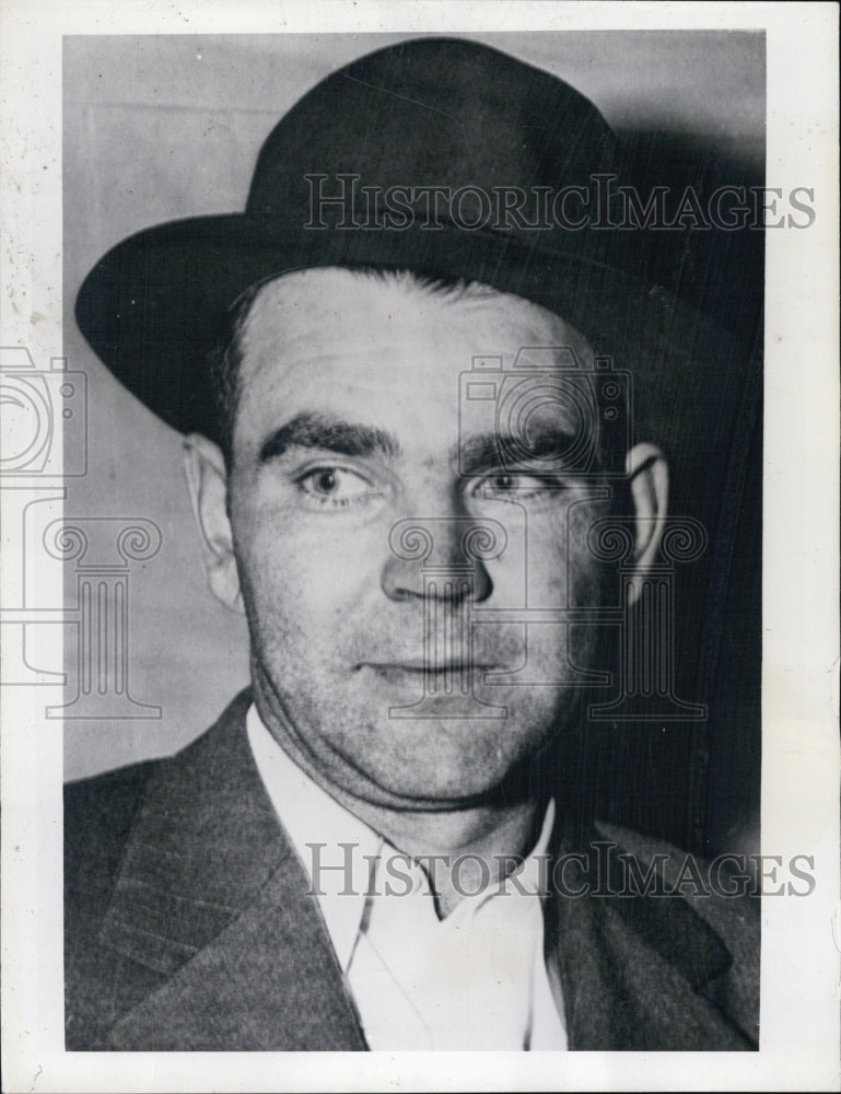 1942 Press Photo Employee Pacific Air Base Contractor Joe E. Barton Criminal - Historic Images