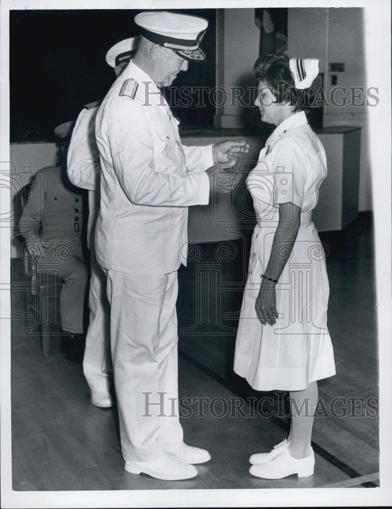 1969 Press Photo Tracy D. Cuttle Pins Bronze Star Medal on Nurse Frances T. Shea - Historic Images