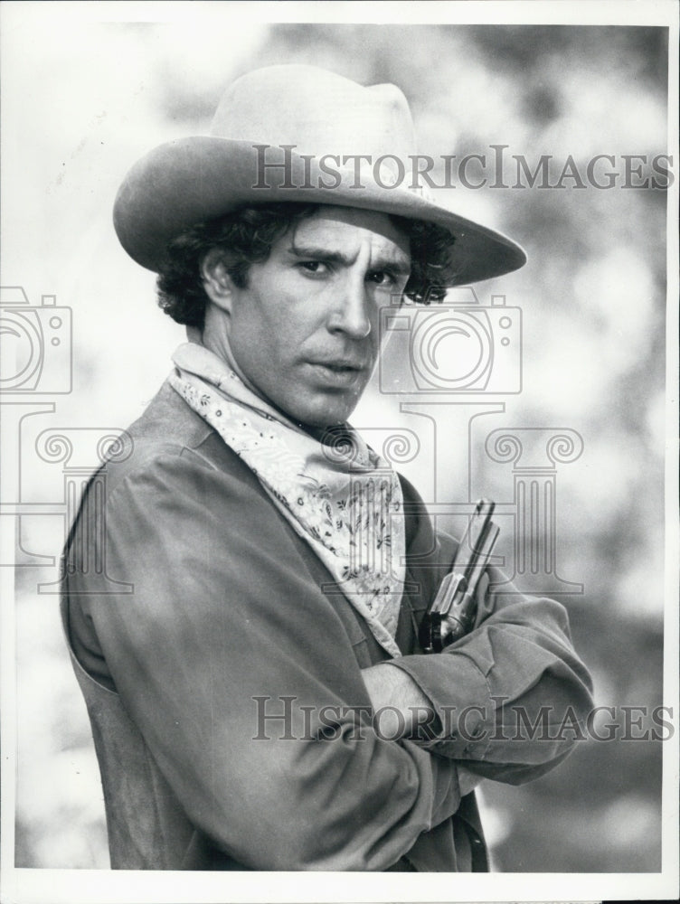 1982 Press Photo Actor John Shea in "Robbers, Rooftops and Witches" - Historic Images