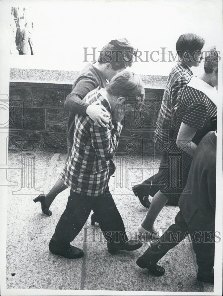 1970 Press Photo John Shea Bows Head As He Walks - Historic Images