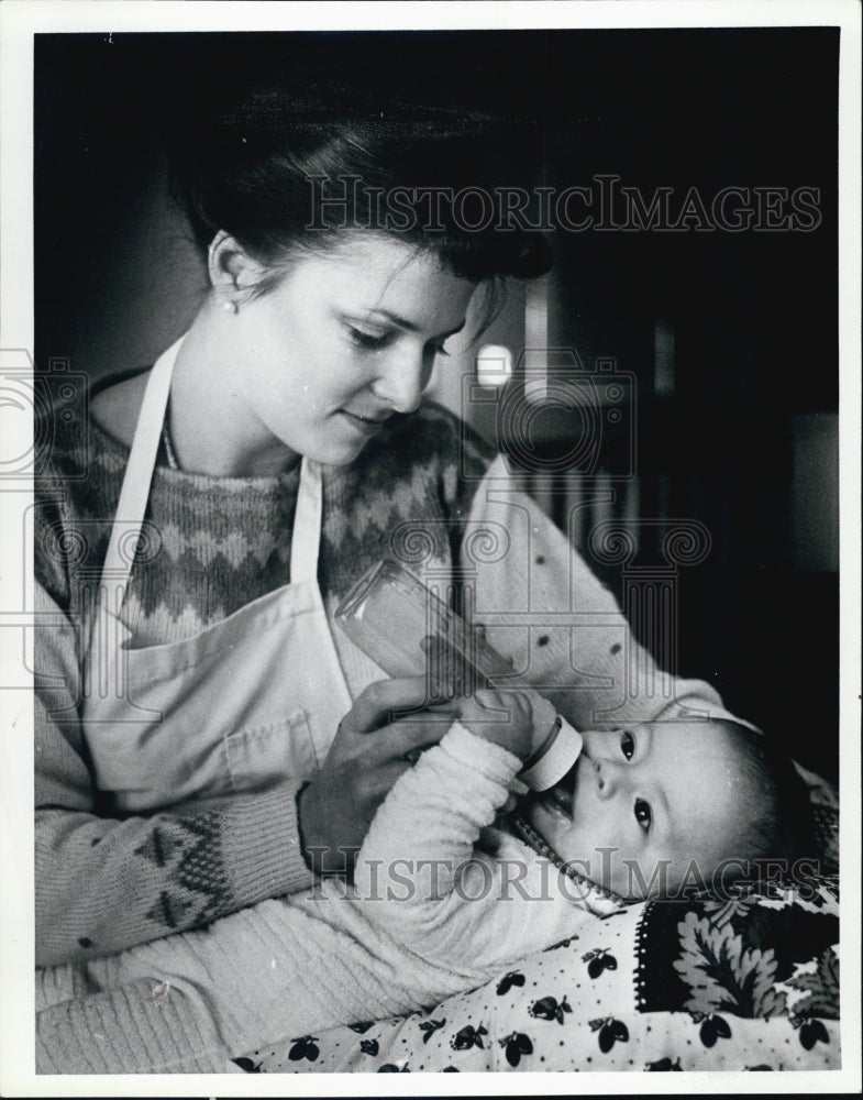 Press Photo Mary Rose Shea Feeding Baby a Bottle - Historic Images