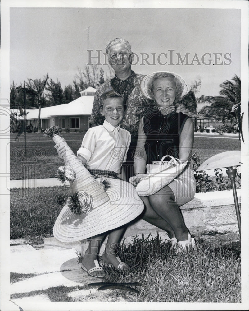 1956 Press Photo Dr. And Mrs. William Shields And Their Daughter Ann On Vacation - Historic Images