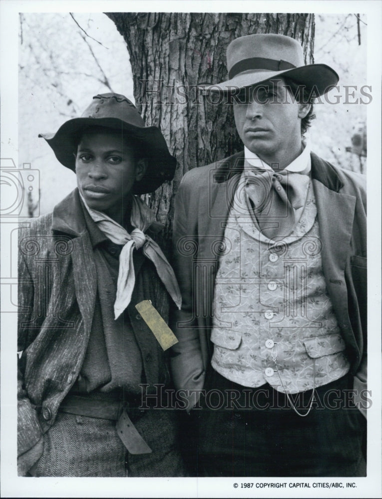 1987 Press Photo Larry B. Scott & Robert Carradine Star In "The Liberators" - Historic Images