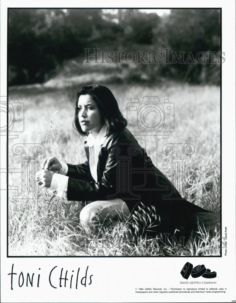 1994 Press Photo Singer-Songwriter Toni Childs In A Field Of Grass - Historic Images