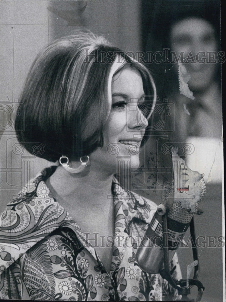 1970 Press Photo Vikki Carr on the " Jim Nabors Hour" - Historic Images