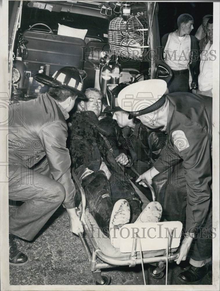 1963 Press Photo firefighter John Sheedy was injured when the roof collapsed. - Historic Images