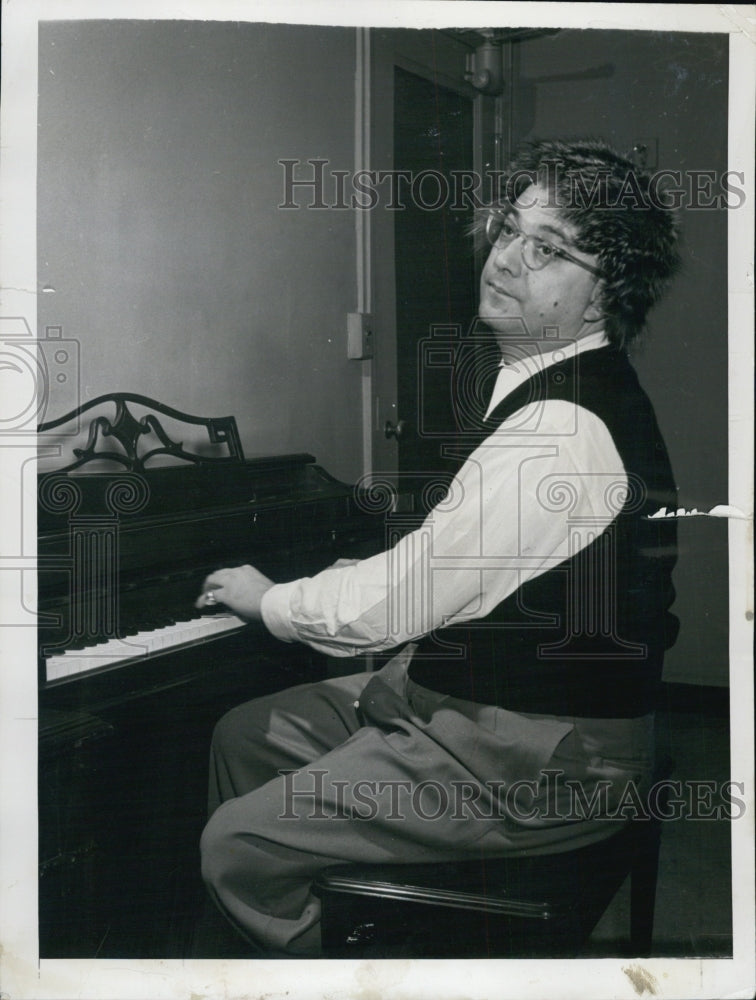 1950 Press Photo Television star Abe Burrows composing &quot;Long Hair&quot; Music - Historic Images