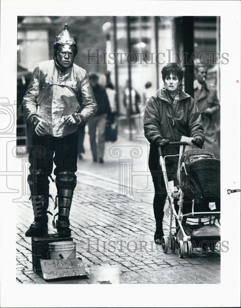 1994 Press Photo Street performer Leroy Midyette dress up at Tin Man in New York - Historic Images