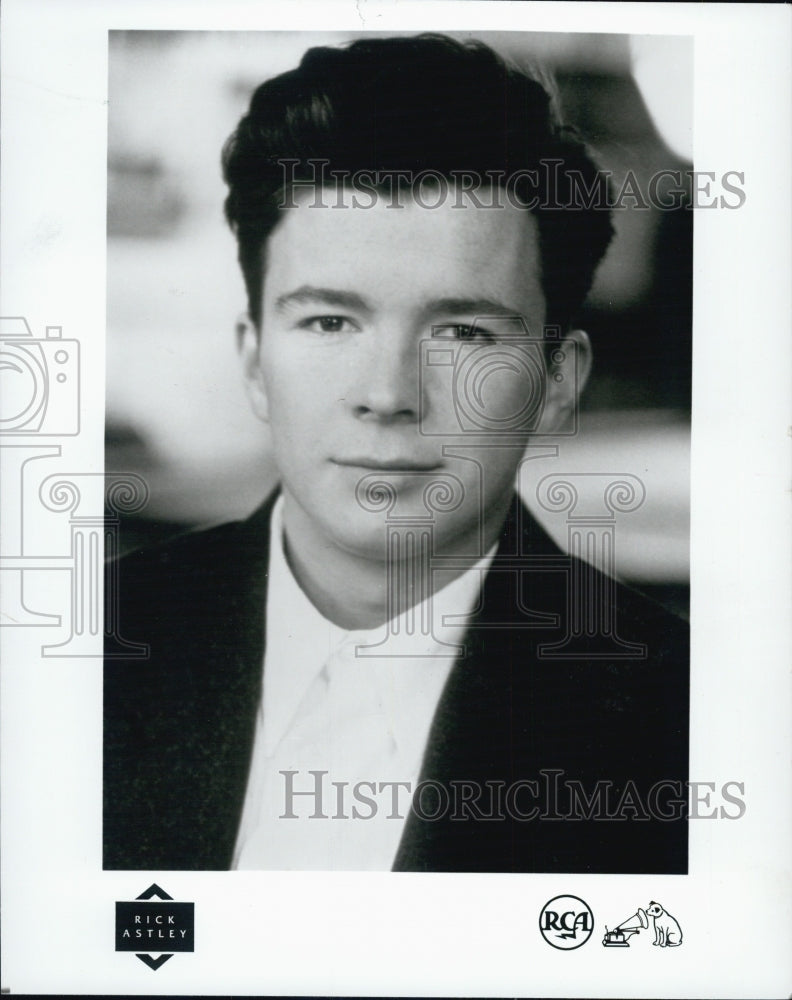 1989Press Photo is an English singer-songwriter, musician, and radio personality - Historic Images