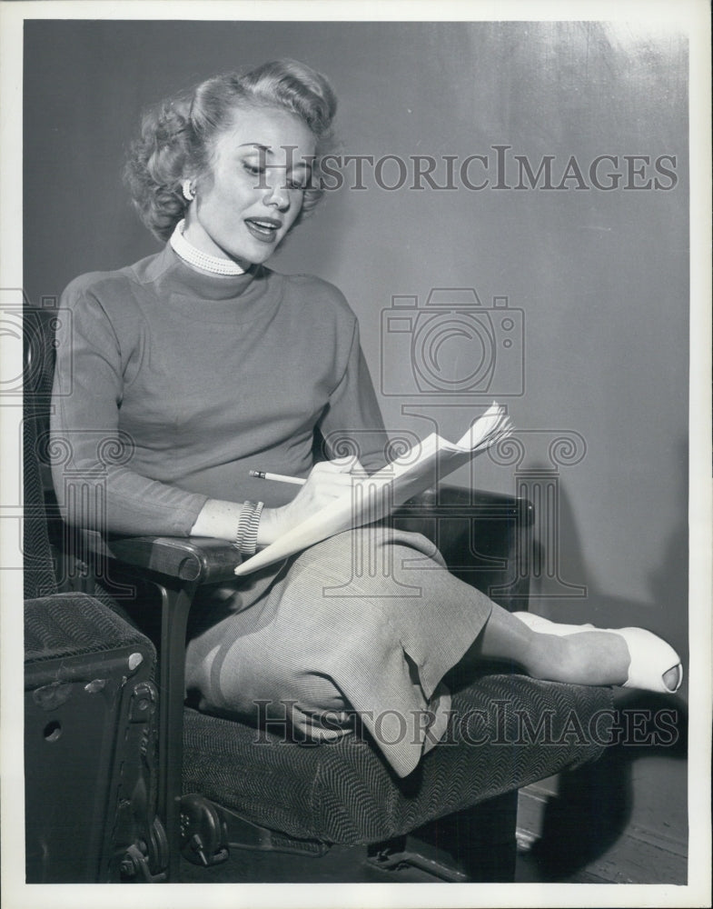 1950 Soprano Lucille Norman sings on "Railroad Hour" - Historic Images