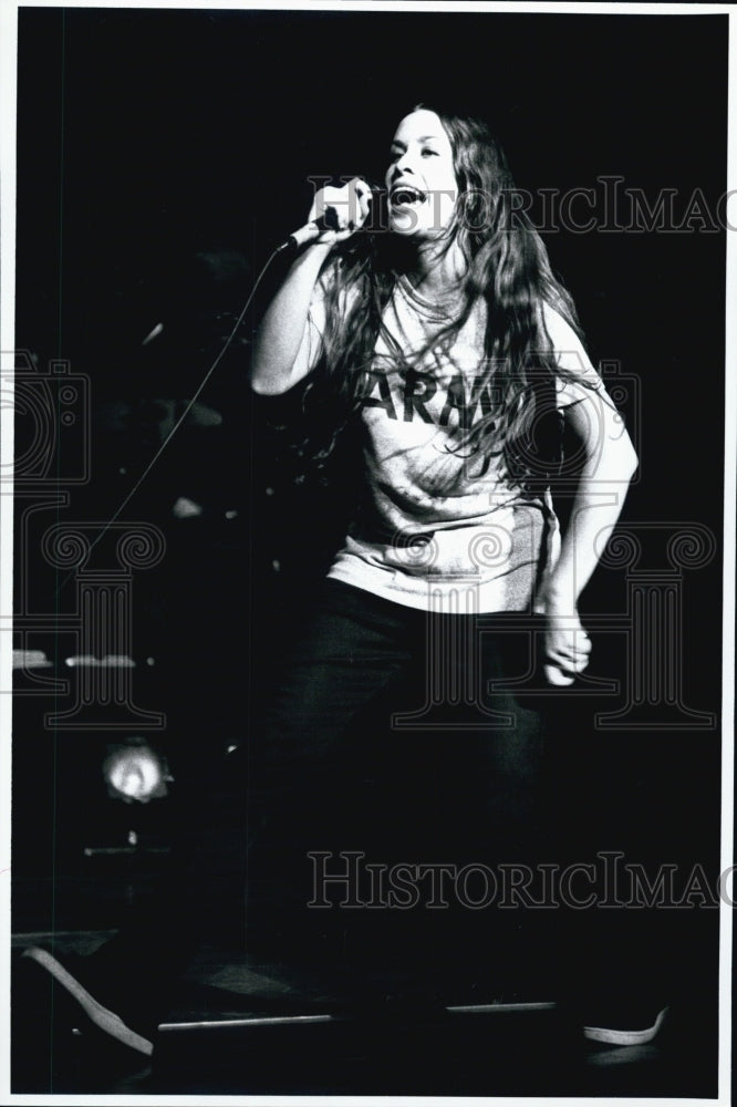 1996 Press Photo Singer Alanis Morissette in Concert at Great Woods - Historic Images