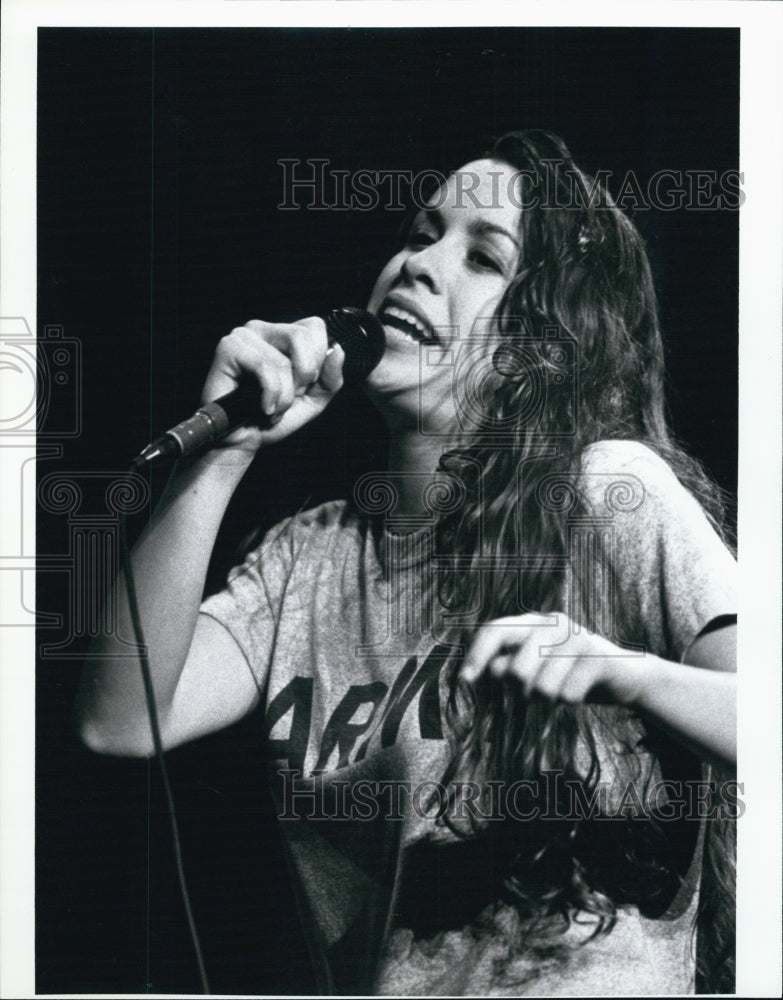 1996 Press Photo Singer Alanis Morissette in Concert at Great Woods - Historic Images