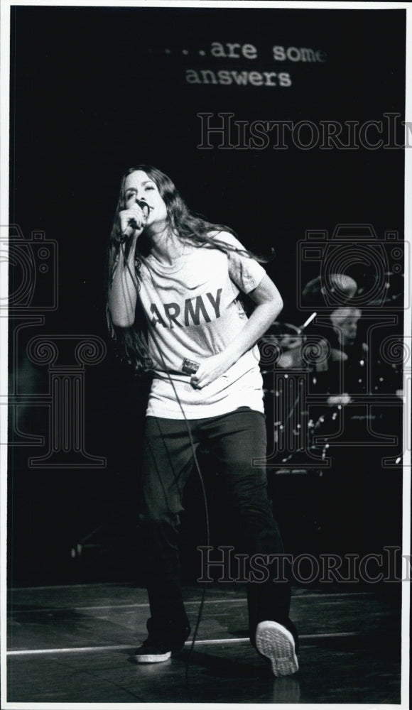 1996 Press Photo Singer Alanis Morissette in Concert at Great Woods - Historic Images