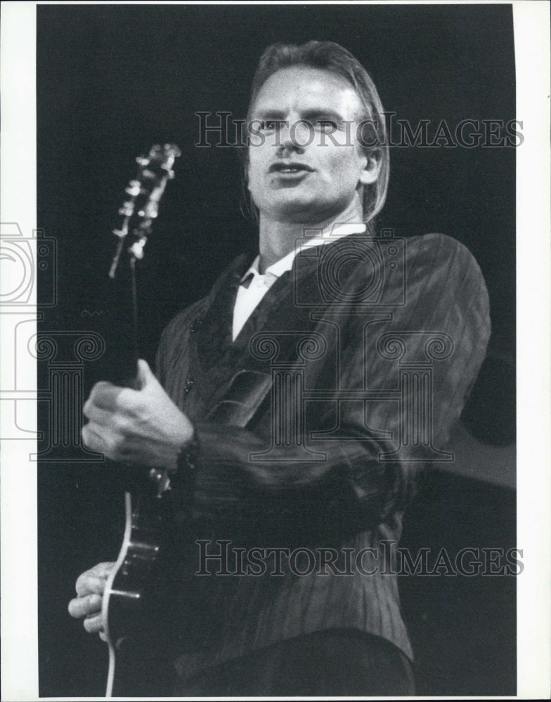 1988 Press Photo Sting Performing at the Colleseum in Los Angeles - Historic Images