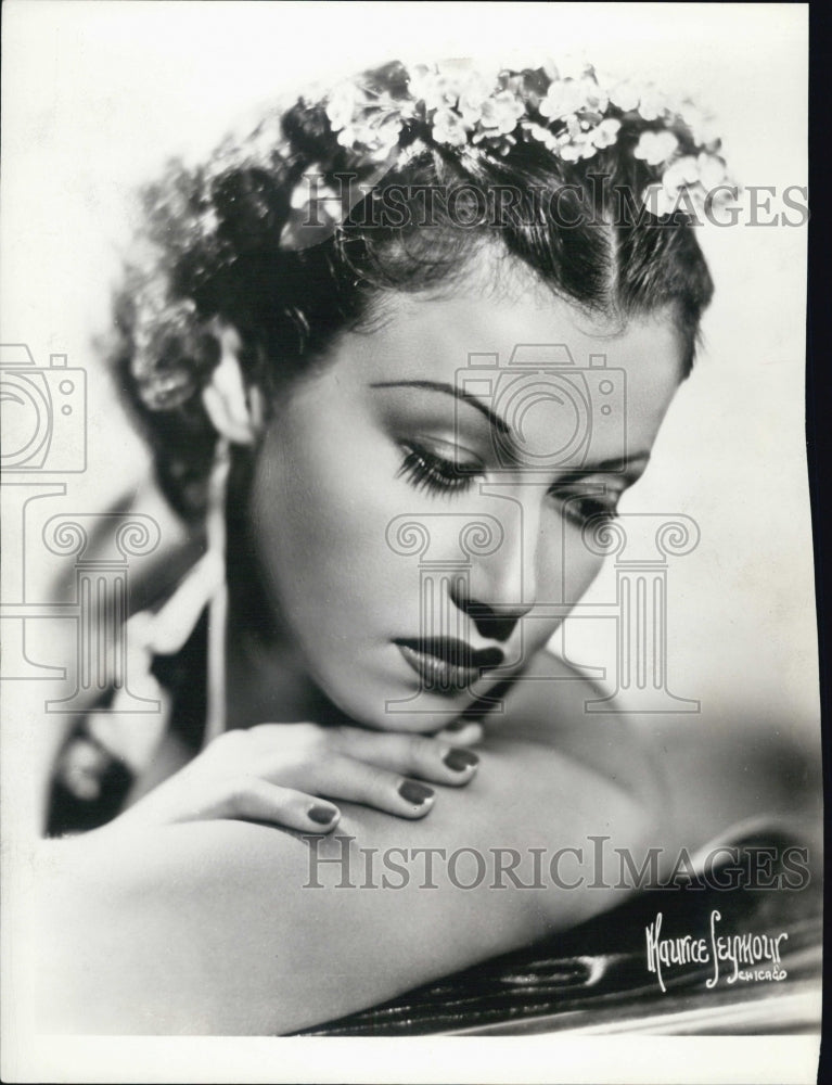 1945 Singer Carolyn Marsh set to preform on the show Sons O Fun - Historic Images