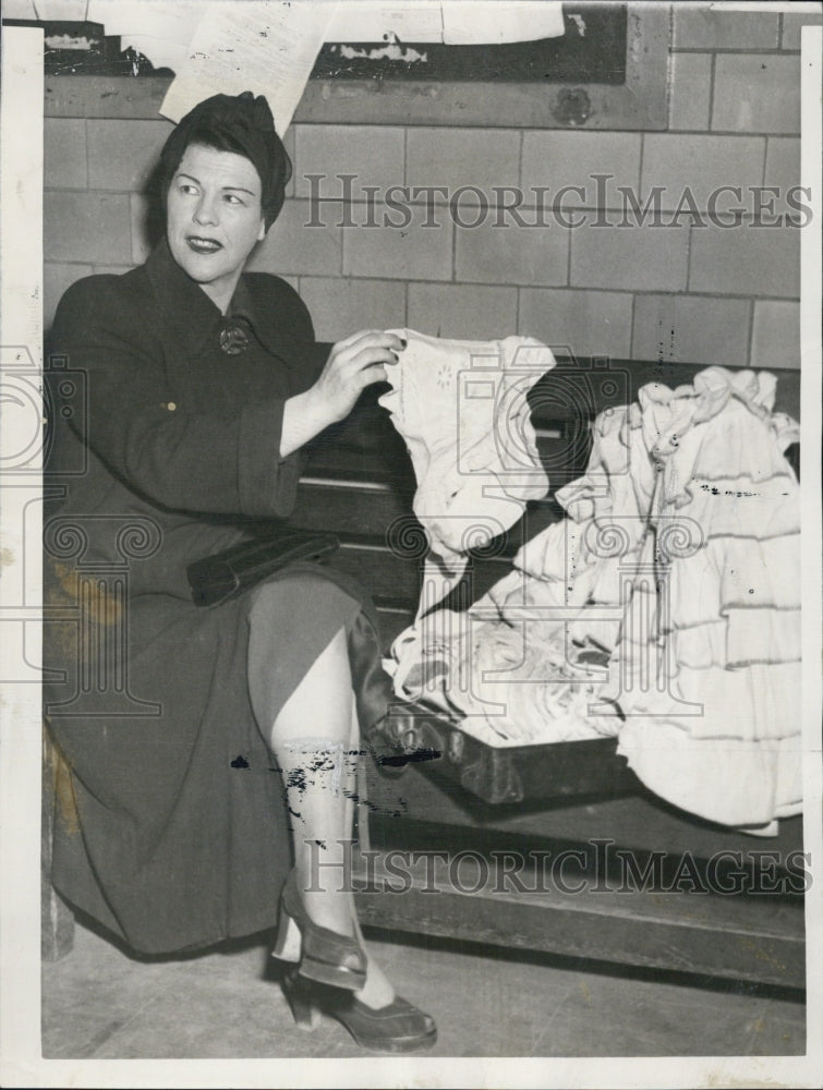 1949 Press Photo Night club dancer Arletta Demarest robbed for clothes - Historic Images