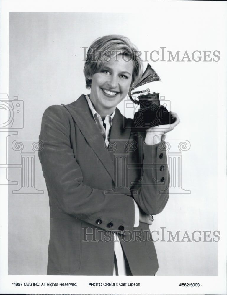 1997 Press Photo Ellen DeGeneres hosts &quot;The 39th Annual Grammy Awards&quot; - Historic Images