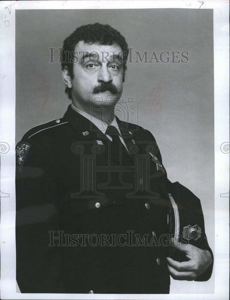 1979 Press Photo Victor French is Being &quot;Nice&quot; - RSH00095 - Historic Images