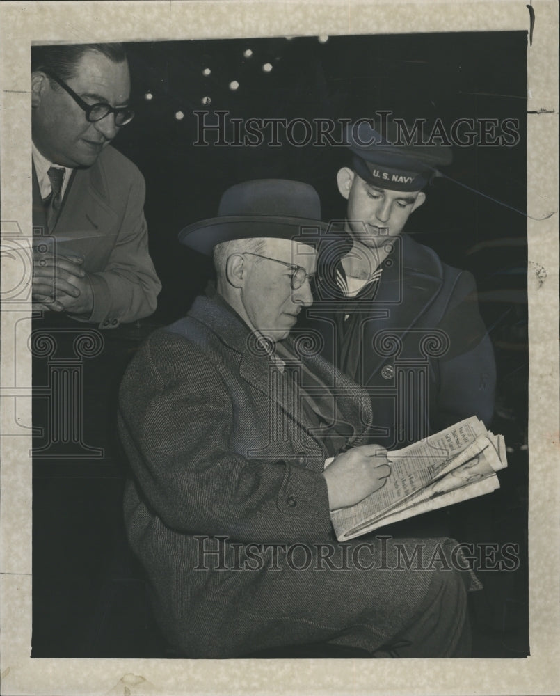 1951 Press Photo Airman Apprention William Rleger Shown the Daily News Questions - Historic Images