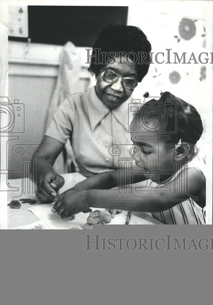 1979 Press Photo Grandmother Tommie Lee Dukes Michelle Striekland - Historic Images