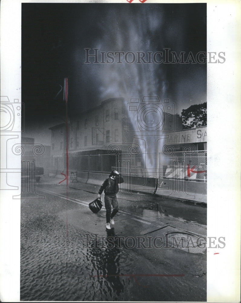 1986 Press Photo Watwr Main Break Dorchetor Ave. S. Boston - Historic Images