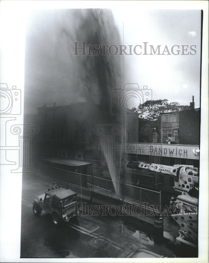 1986 Press Photo Water main break on Dorchester Ave and Leeds in South Boston - Historic Images