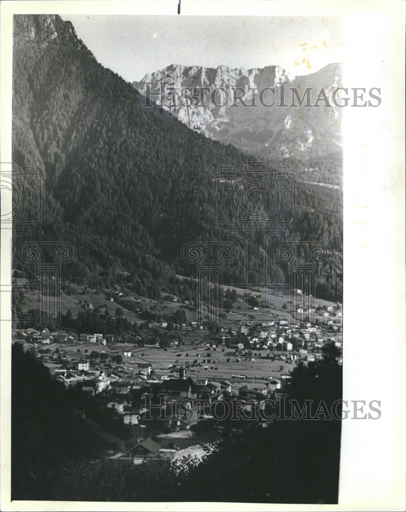 1983 Press Photo The Village of Primiere with the dolomites mtns in Background - Historic Images