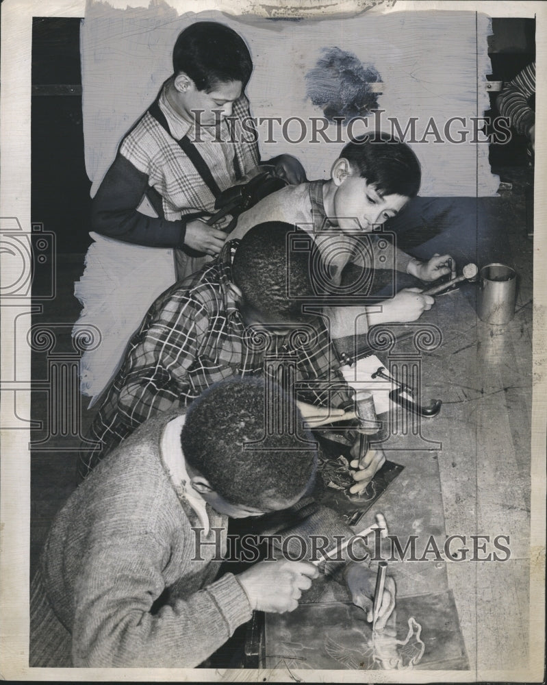 1948 Press Photo Younger Boys at the Chicago Parental School at work in tinshop - Historic Images