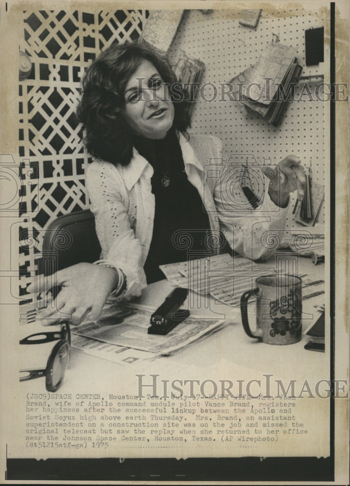 1975 Press Photo Mrs Joan Brand, Wife of Apollo Command Module Pilot Vance Brand - Historic Images