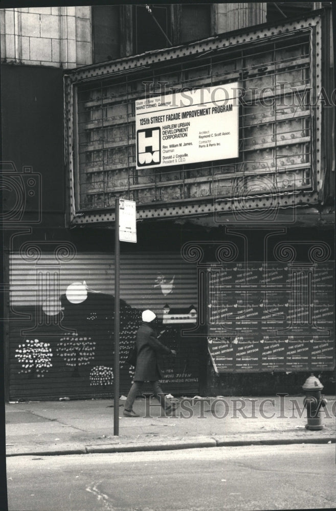 1986 Press Photo A Predestrian Strolls by a Closed up building - Historic Images