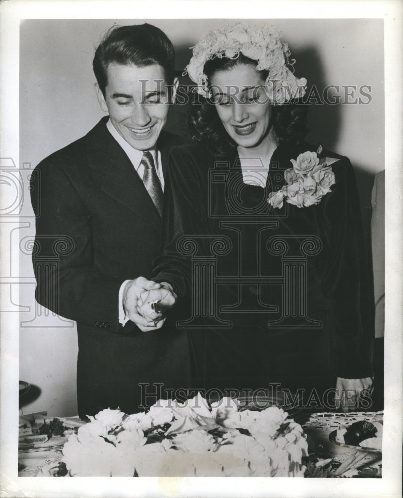 1944 Press Photo John Sylvoster Shown Cutting Their Wedding Cake, Met in July. - Historic Images