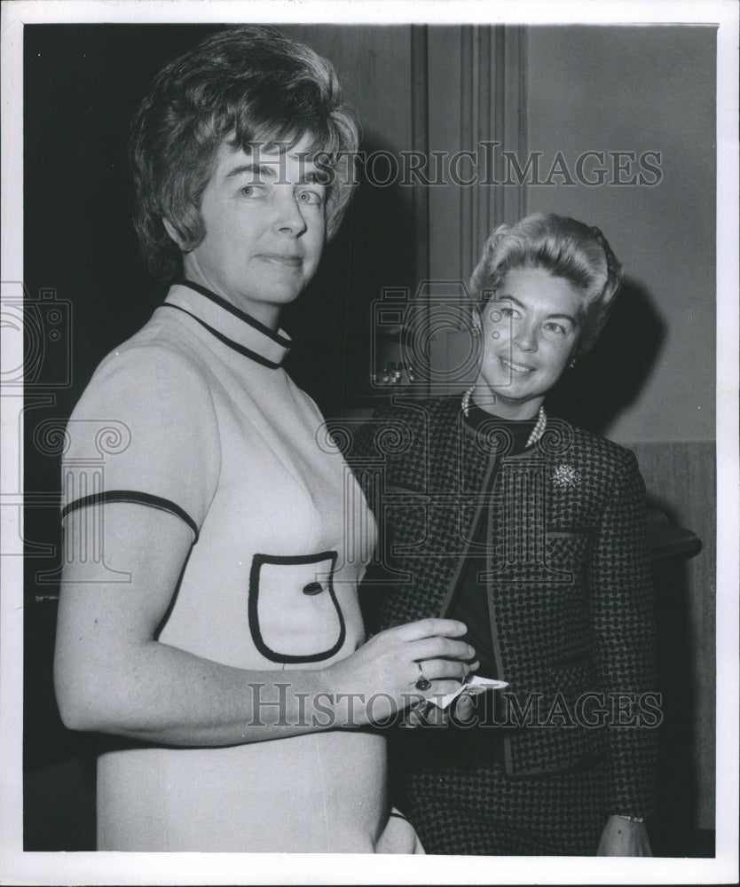 1982 Press Photo Mrs Robert Haddrck, Mrs David L Gamble - RSH00385 - Historic Images