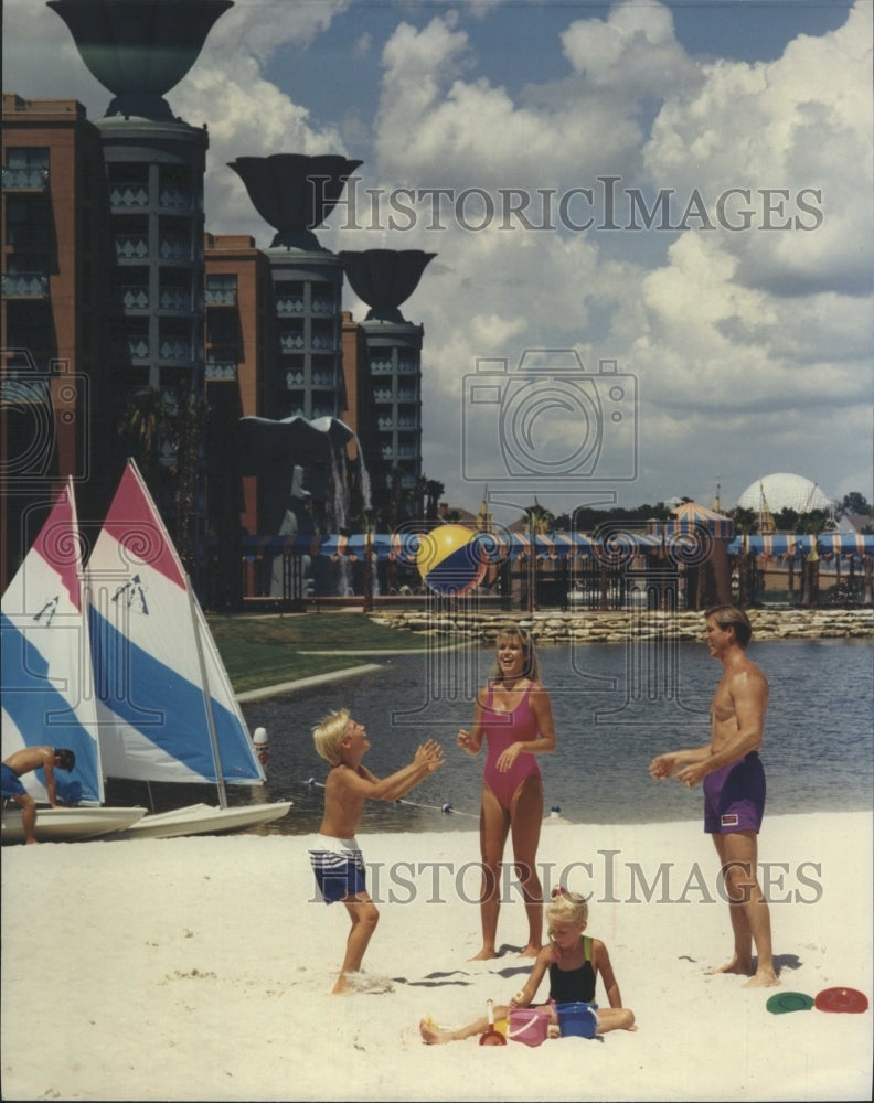 1995 Press Photo Walt Disney World Dolphin at Lake Beach - Historic Images