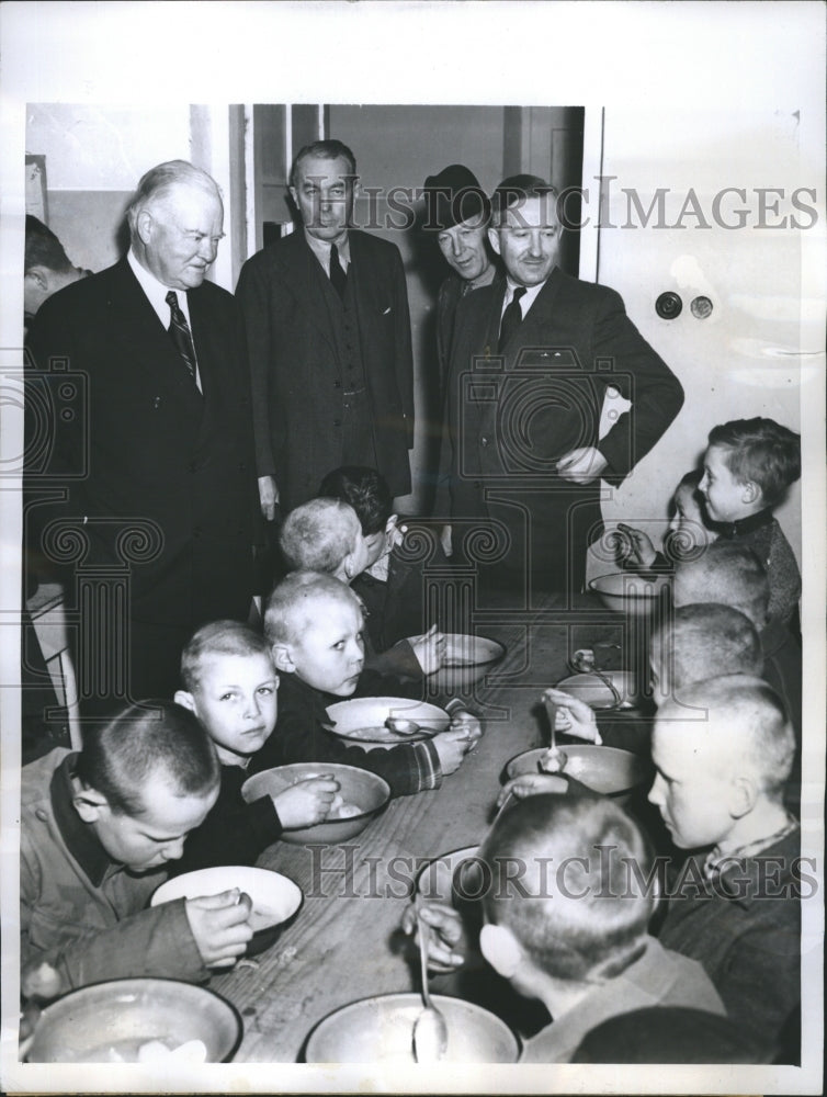 1946 Press Photo Herbert Hoover Smiles as a Little Boy Stands at Ention - Historic Images